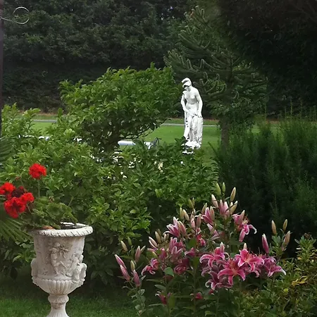 Chateau Du Mesnil La Vieille-Lyre